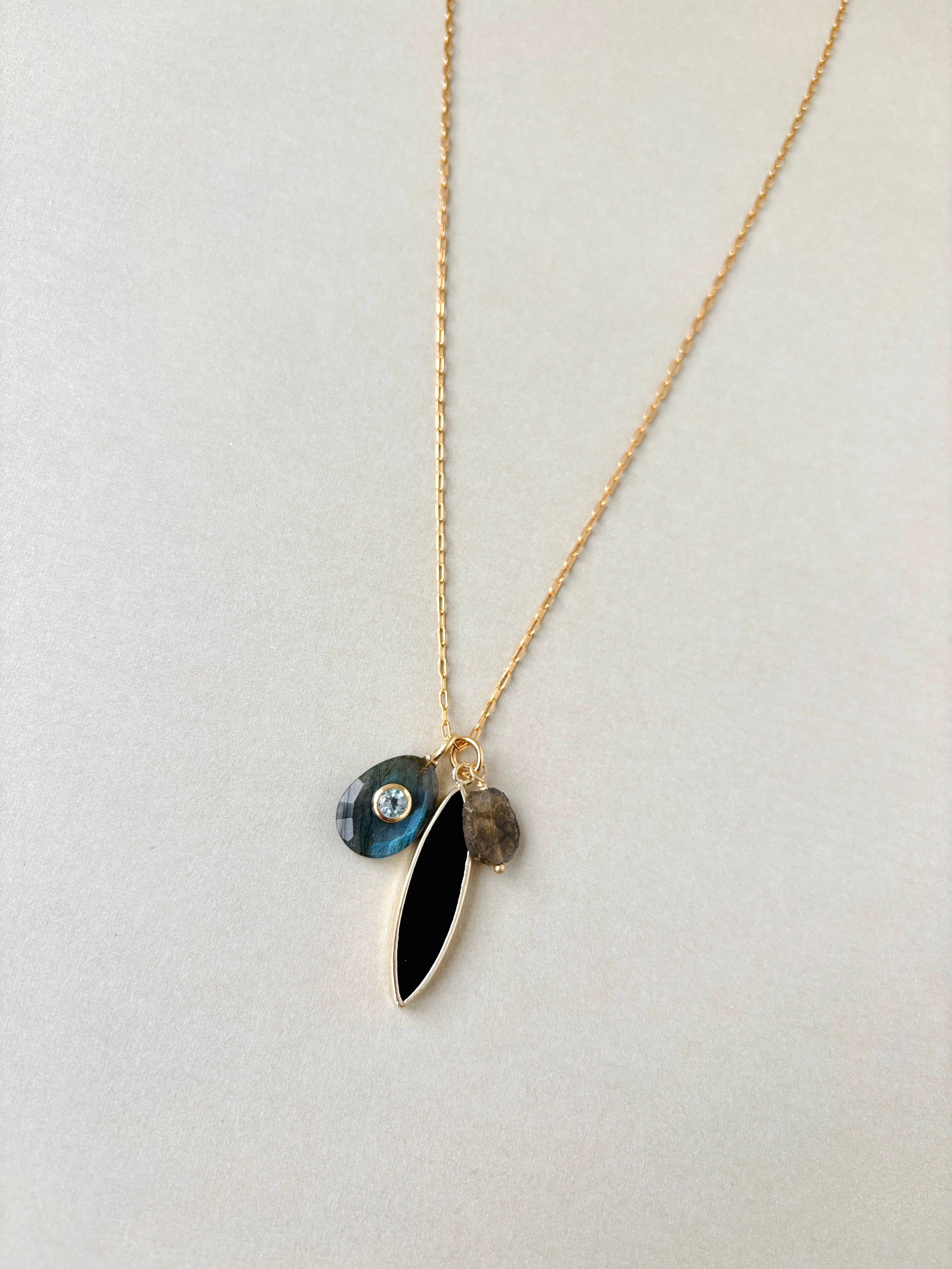 CHARM CLUSTER NECKLACE [ONYX+LABRADORITE]