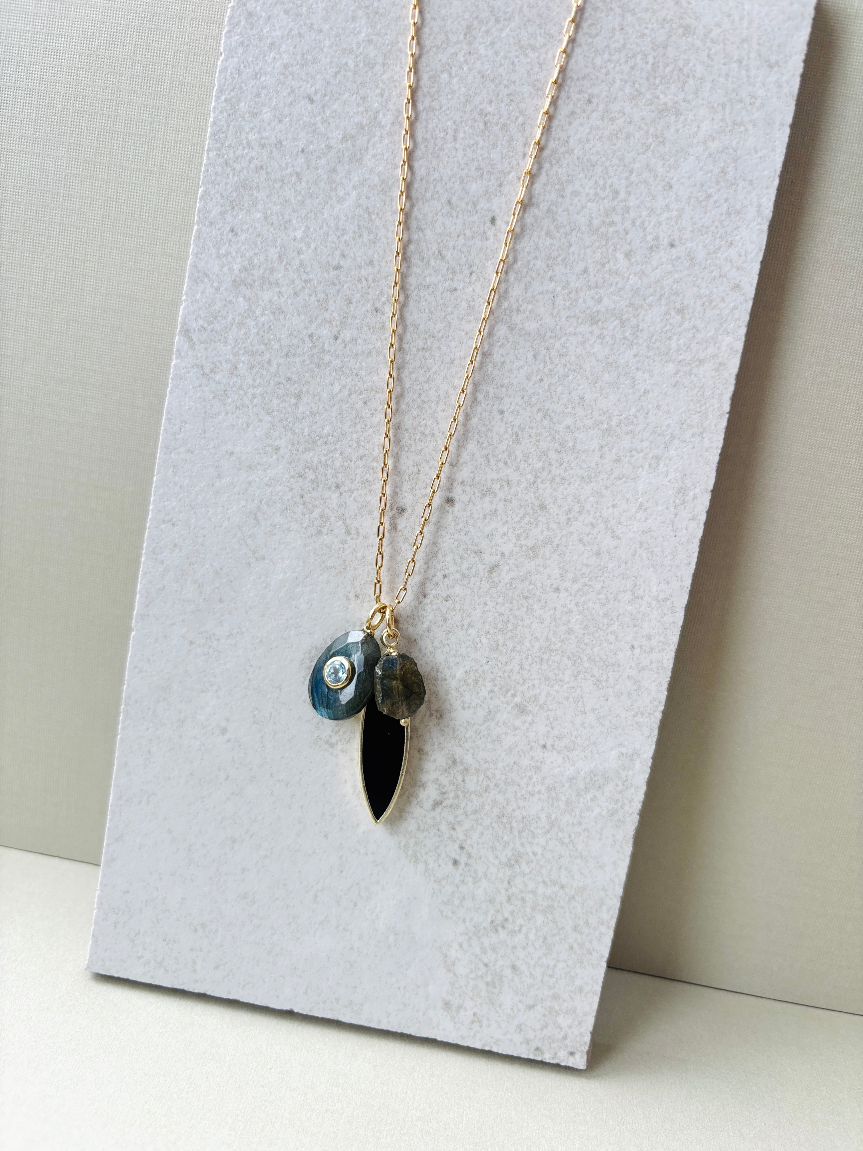 CHARM CLUSTER NECKLACE [ONYX+LABRADORITE]