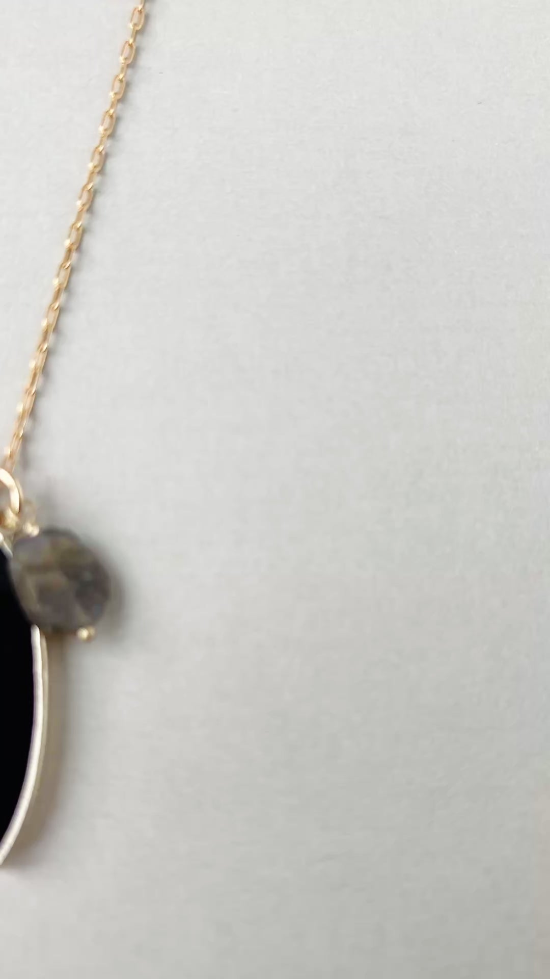 CHARM CLUSTER NECKLACE [ONYX+LABRADORITE]